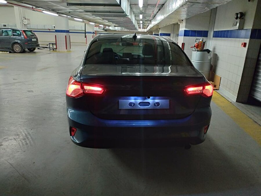 Ford Focus, bir otoparkta çekilen fotoğraflarda, arka tasarımıyla böyle görüntülendi. 