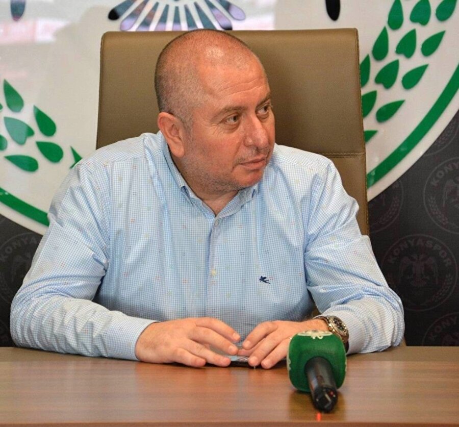 Konyaspor Başkanı Hilmi Kulluk, basın toplantısı düzenlerken.