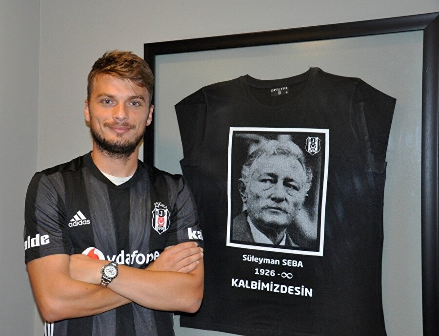 Boşnak asıllı oyuncu, transferinin açıklanmasının ardından siyah beyazlı kulübün efsanevi başkanı Süleyman Seba'nın fotoğrafının yanında poz verdi.