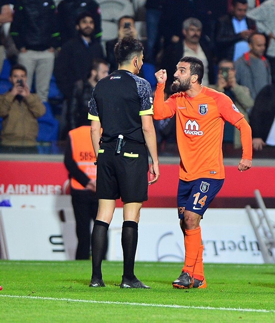 Tecrübeli futbolcu, geçen sezon Sivasspor maçında hakem Yaşar Kemal Uğurlu ve yardımcılarıyla girdiği temaslı diyalog nedeniyle 16 maç ceza almıştı. 
