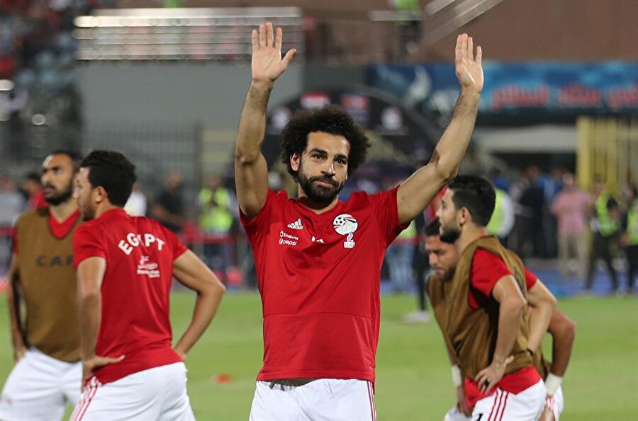 Salah, taraftarları selamlarken.