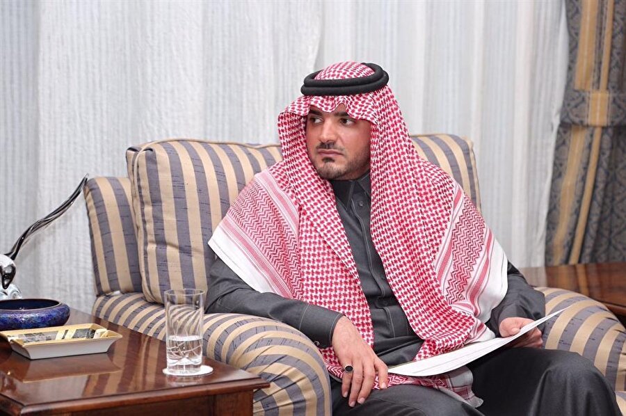 1983 doğumlu olan Prens Abdulaziz, tıpkı Veliaht Prens Muhammed bin Selman gibi genç prensler kuşağından.