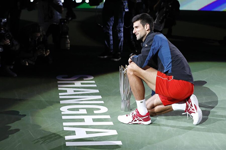 Novak Djokovic kupa seremonisinin ardından kupasıyla poz veriyor.