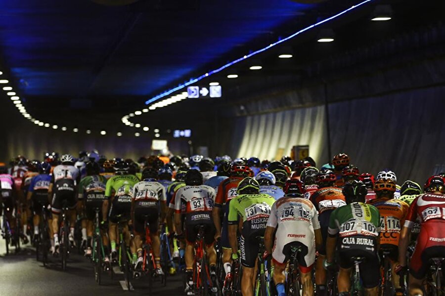 Cumhurbaşkanlığı Bisiklet Turu'nda sporcular tünelden geçiyor.