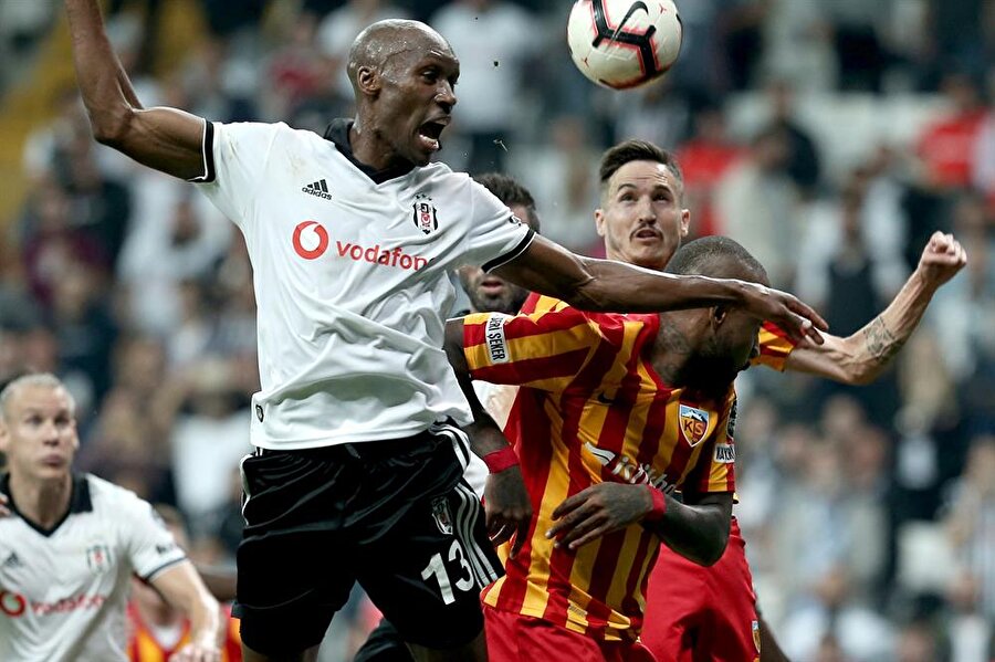 Atiba, Kayserispor maçında hava topuna çıkıyor.