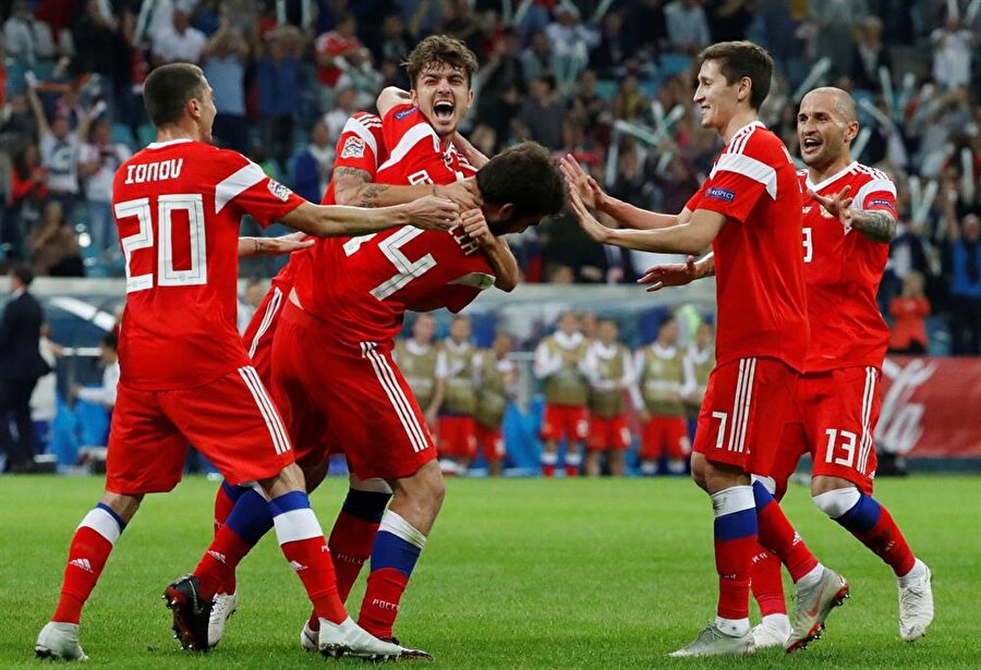 Roman Neustadter ve arkadaşları Türkiye karşısında 1-0 öne geçtikleri golü böyle kutladı.