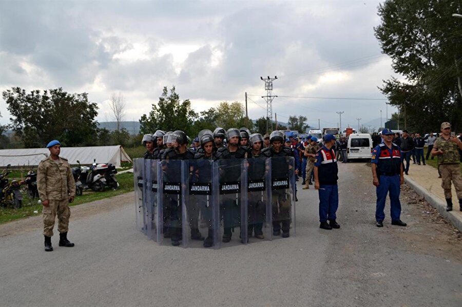 Yıkım için bölgeye gelen jandarma ve polis ekipleri de yaşanan arbedeye müdahale etti, bina çevresinde de güvenlik önlemleri aldı. 