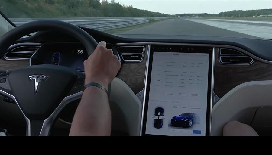 Tesla Model 3, araç içi tasarımıyla da büyük beğeni kazanmayı başarıyor. 