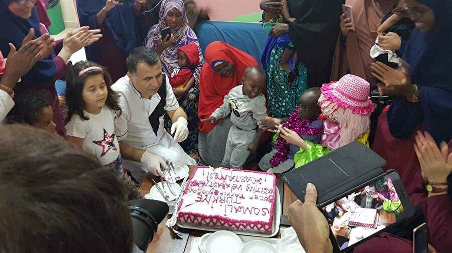 Türk doktorlar Somali'de bir hastanın doğum gününü kutladı.