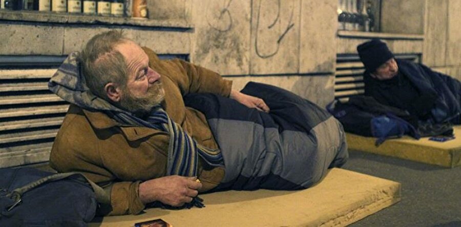Yapılan değişiklik sonucu polis sokakta yaşayan birini gördüğünde uyarmak zorunda. 90 gün içinde dört uyarı alan evsiz insanlar hapis cezası alabilirler veya kamuya yararlı bir işte altı aya kadar çalışmak zorunda kalabilirler.