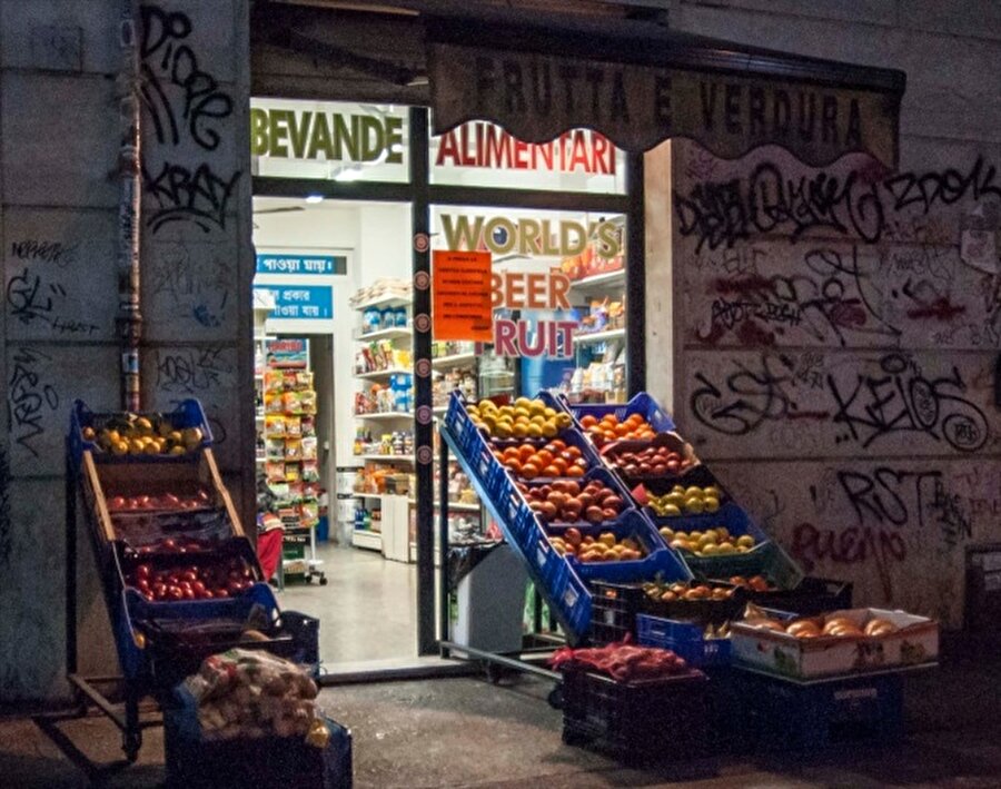 Göçmenlerin işlettiği marketler gece geç saatlere kadar açık duruyor.