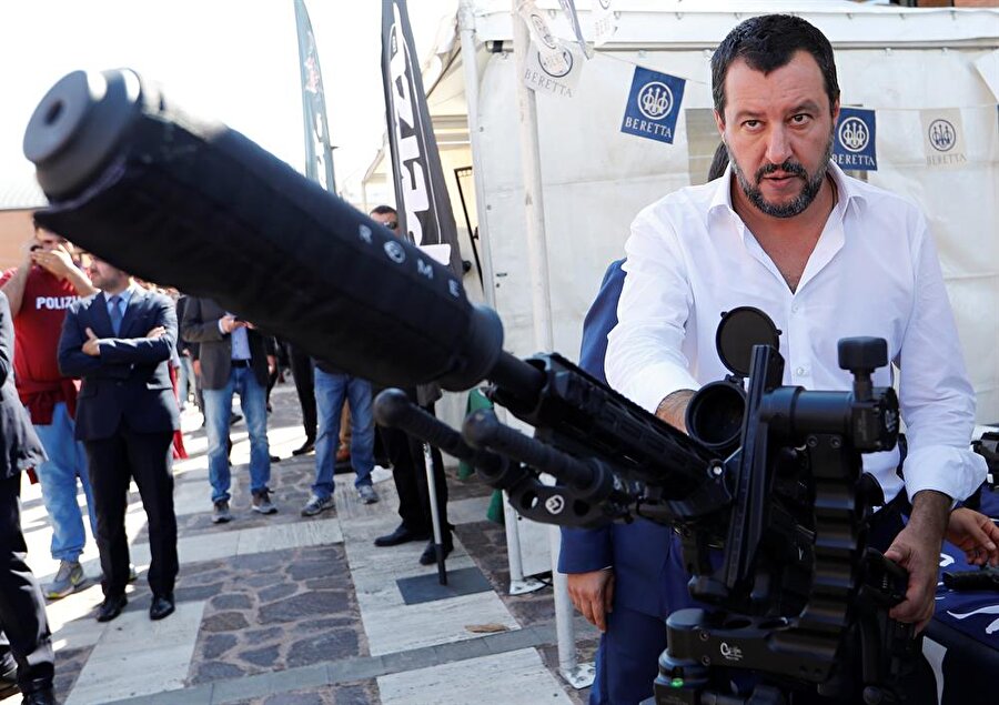 İtalyan İçişleri Bakanı Salvini, Roma'da bir ziyaret sırasında keskin nişancı silahıyla poz verdi. 