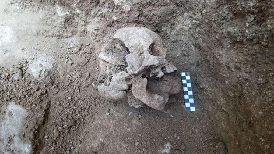 Bölgede yaşayan halk vampirin ağzına koydukları taşın tekrar dirilmesini engellediğini düşünüyorlardı.