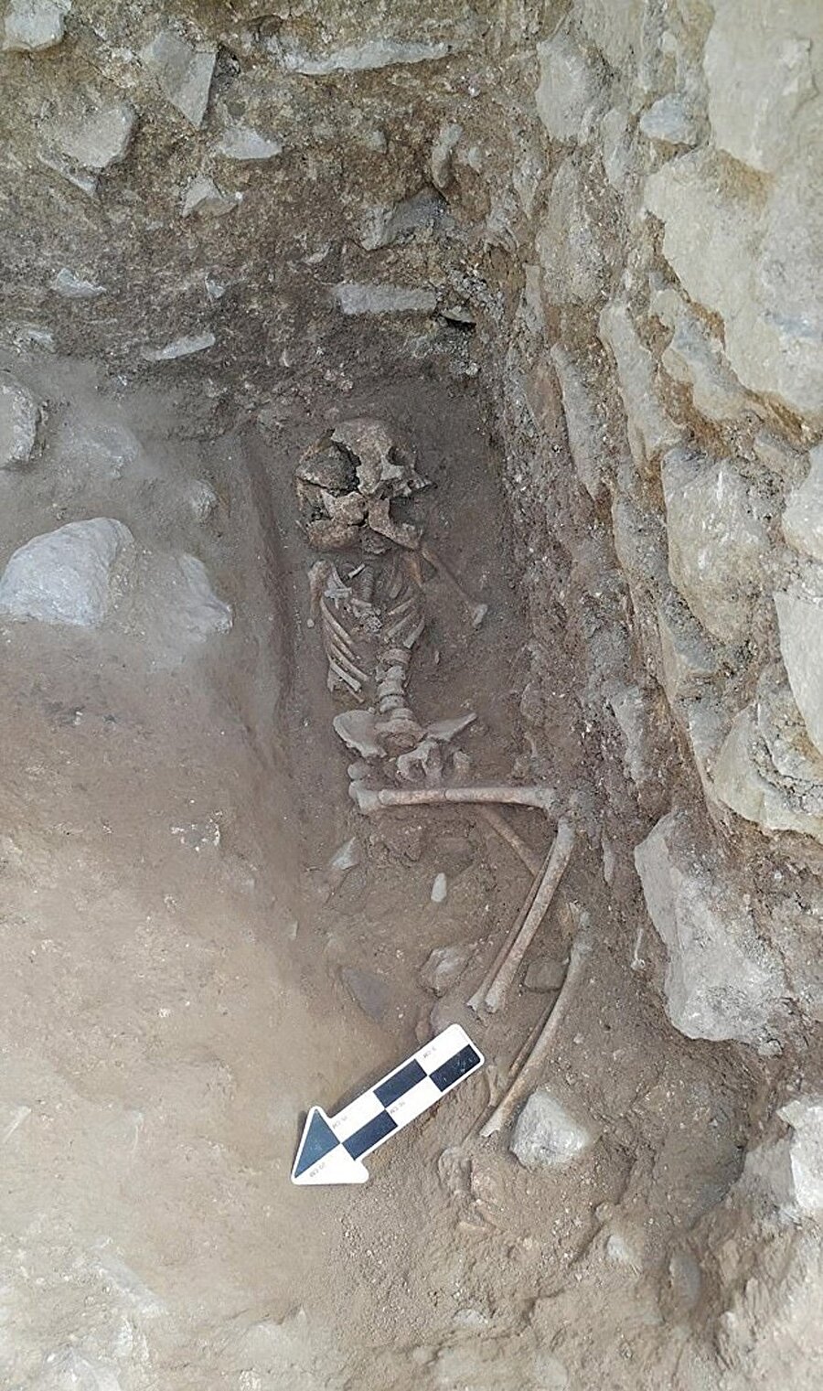 Vampir çocuk olarak nitelendirdikleri çocuk için oldukça derin bir mezar kazıldığı görülüyor.