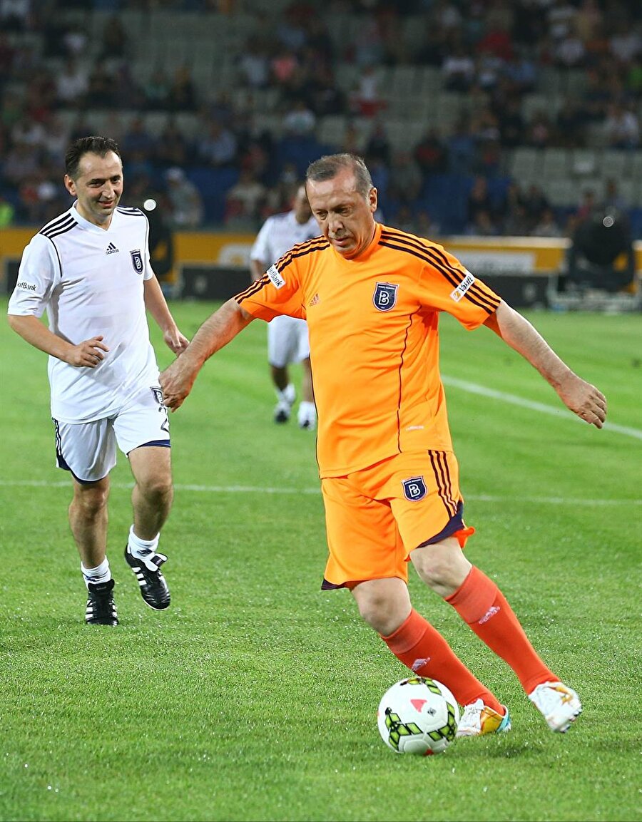 Arşiv: Cumhurbaşkanı Erdoğan, şöhretler maçında topu kontrol ederken.