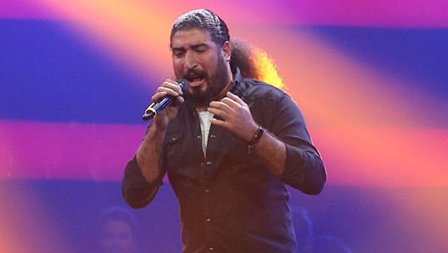 Yarışmaya Diyarbakır'dan katılan Fırat Üngür, seyircilerin ısrarı üzerine bir şarkı daha söyledi.