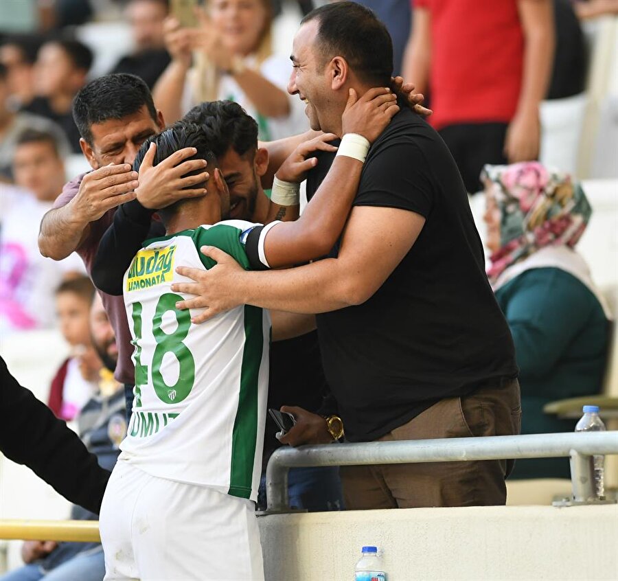 Genç oyuncu, attığı golden sonra taraftarlarla birlikte büyük sevinç yaşıyor.