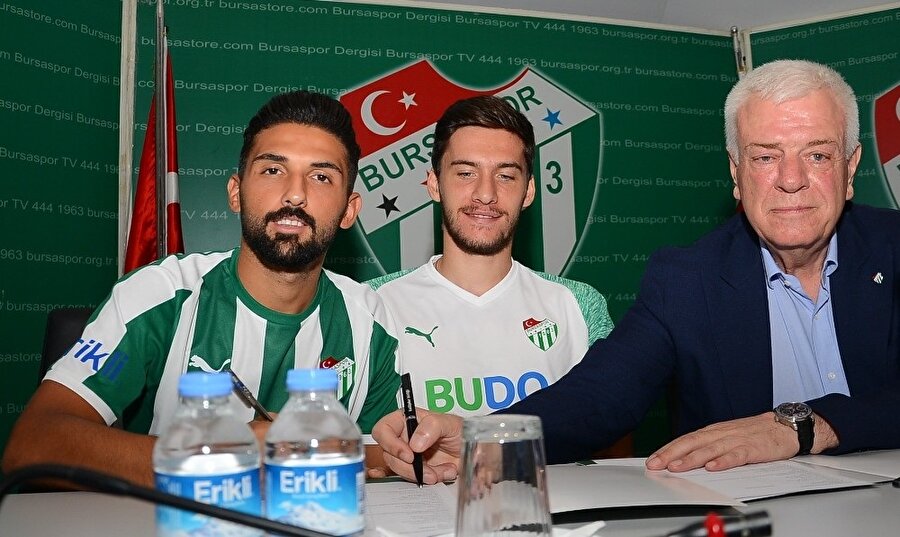 Umut Meraş, Bursaspor Başkanı Ali Ay ile birlikte sözleşmeye imza atıyor. 
