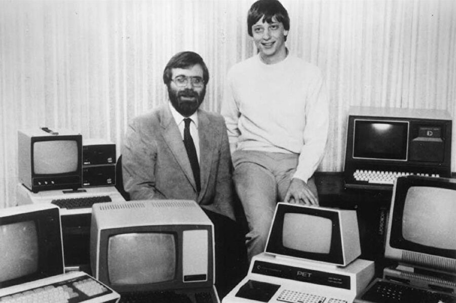 Paul Allen ve Bill Gates, Microsoft'un ilk zamanlarında aynı evde yaşıyor, çalışma alanlarında birlikte çekildikleri fotoğraflar gazete ve dergilerde yayınlanıyordu. 