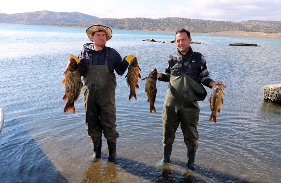 Baraj gölünde yaşayan dört balık türünün ihraç ettiklerini söyleyen balıkçılar geçimlerini sadece balıkçılıkla sağladıklarını belirtiyorlar.