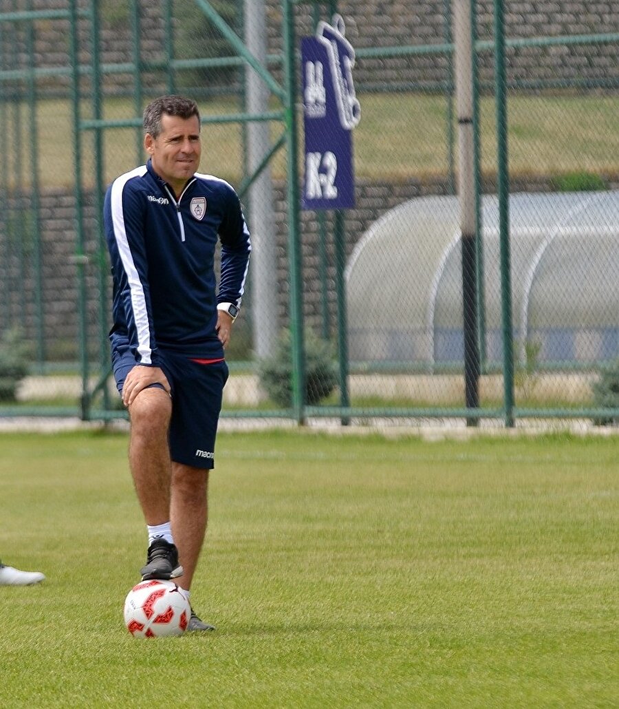 Altınordu Teknik Direktörü Hüseyin Eroğlu, futbolcuların antrenmanını takip ediyor...
