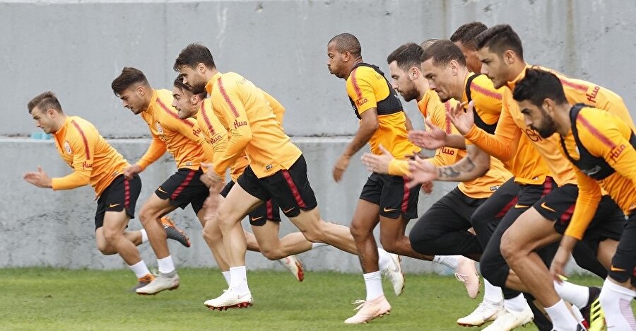 Galatasaraylı oyuncular kısa mesafede sprint çalışması yaptı.