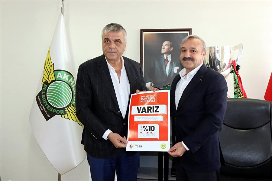 Akhisarspor Başkanı Hüseyin Eryüksel ve Akhisar Ticaret ve Sanayi Odası Başkanı Mehmet Ulusoy basın mensuplarına poz verdiler.