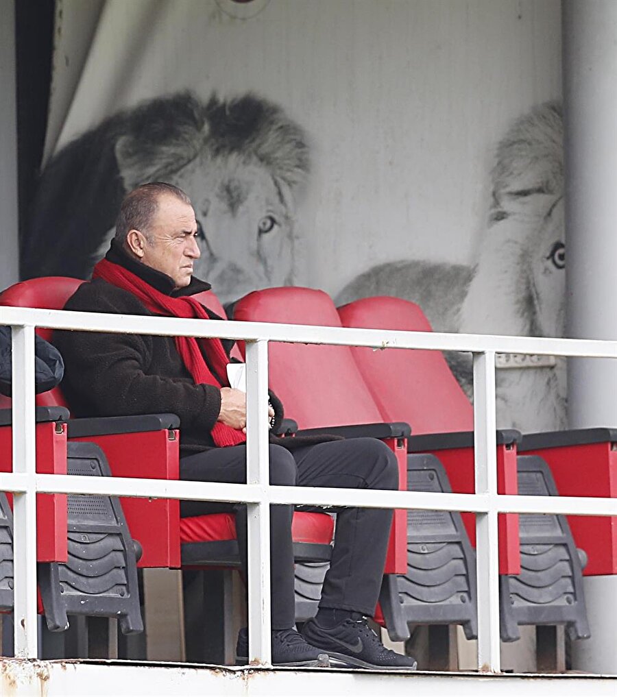 Tecrübeli teknik adam, Florya Metin Oktay Tesisleri'nde antrenmanı dikkatle takip ediyor.