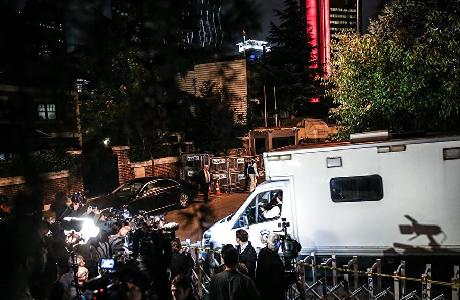 Konsolosluk önünde yer alan alanda yerli ve yabancı basın mensupları da gelişmeleri takip etmek amacıyla bekleyişi sürüyor.