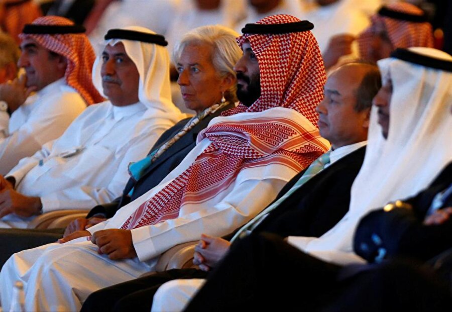 Prens Muhammed bin Salman, Masayoshi Son, Christine Lagarde ve İbrahim Abdülaziz El-Assaf, 2017 yılında düzenlenen Riyad'daki Gelecekteki Yatırım Girişimi konferansına katılmışlardı. 