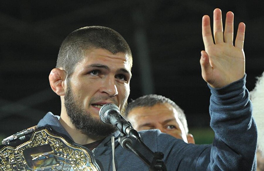 Habib Nurmagomedov hayranlarına sesleniyor ve içlerini ferah tutmalarını söylüyor.