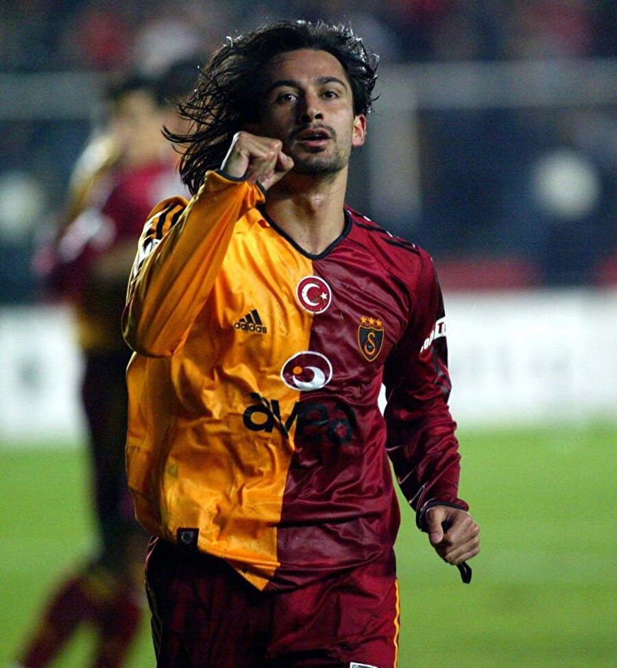 Hasan Kabze Galatasaray formasıyla gol sevincinde bulunurken.
