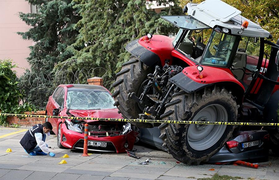 Polisin dur ihtarına uymayan traktör iki aracı ezdi.