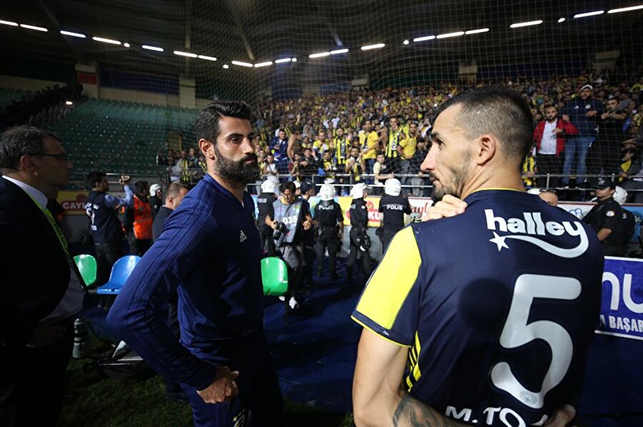 Volkan Demirel, Mehmet Topal'la birlikte Çaykur Rizespor mağlubiyetinin ardından taraftarları teselli ediyor.