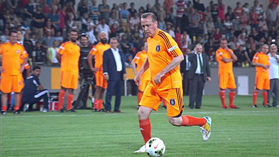 Cumhurbaşkanı Erdoğan, Başakşehir Fatih Terim Stadyumu'nun açılışında düzenlenen özel maçta atak yönüne göre sağ kanattan bindirme yapıyor.