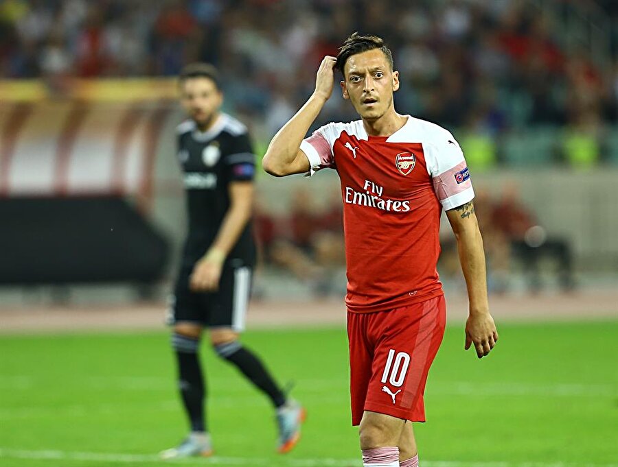 Mesut Özil, Arsenal formasıyla çıktığı karşılaşmada saçını düzeltirken.