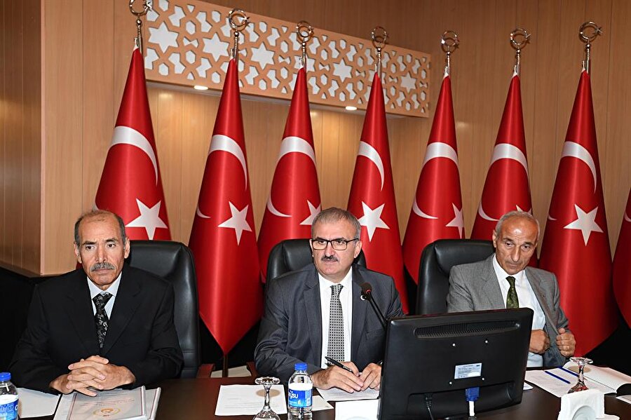 Antalya Valisi Münir Karaloğlu, kamu kurumlarında çalışan memurlara yeni kurallar getirildiğini açıkladı.
