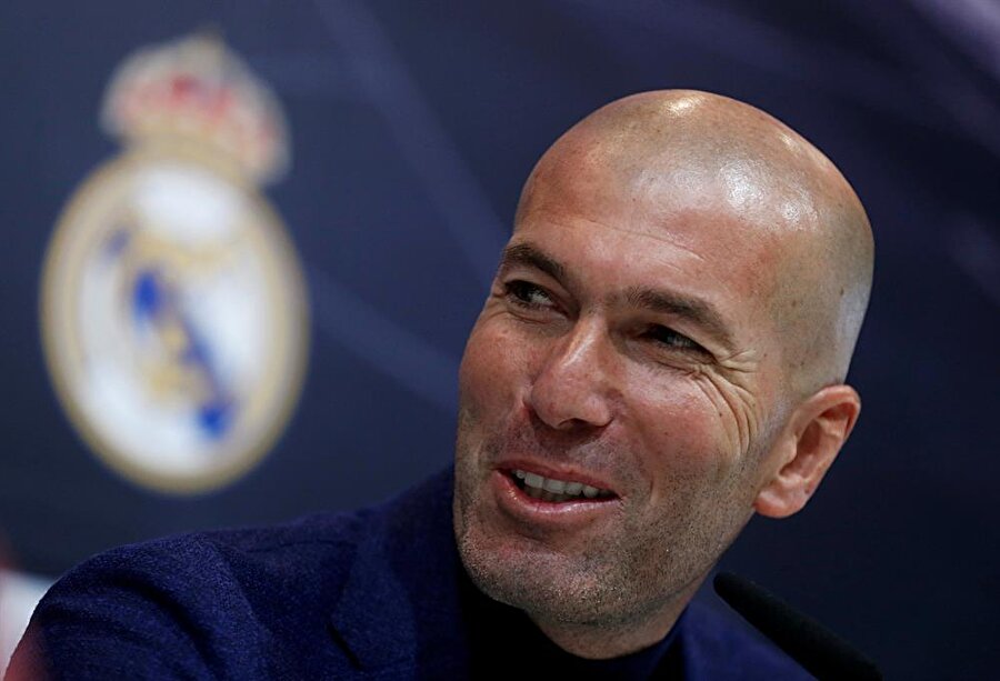 Zinedine Zidane basın toplantısı yaparken bir kare.