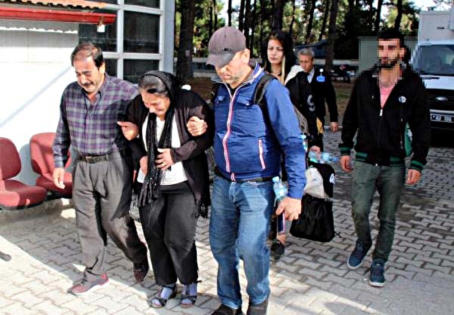 Burdur Devlet Hastanesi morgu önünde gözyaşı döken aile, otopsinin ardından Başak A.'nın cenazesini teslim aldı.