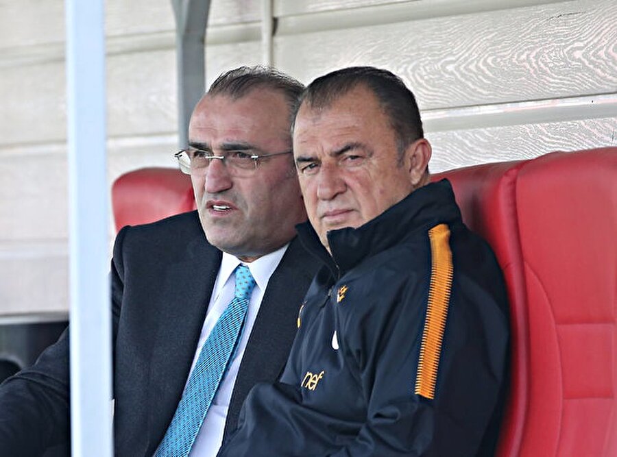 Fatih Terim, Florya Metin Oktay Tesisleri'ne uğrayan Abdurrahim Albayrak ile antrenmanı takip ediyor...