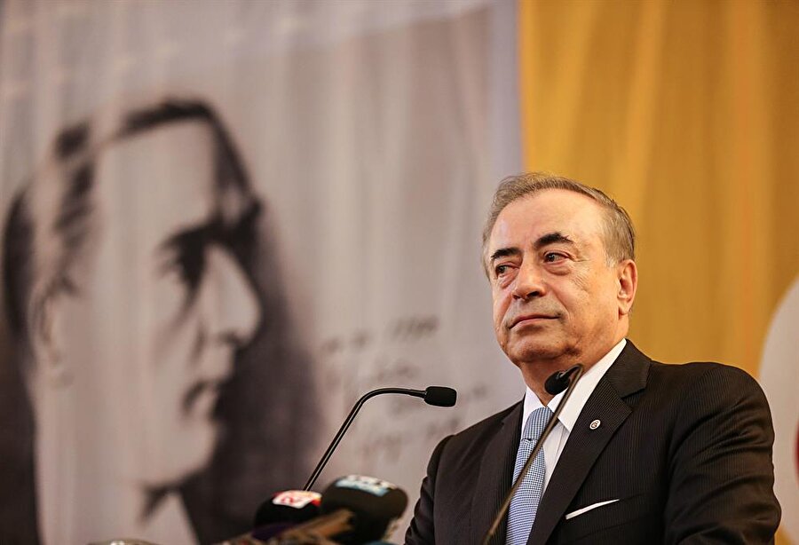 Galatasaray Başkanı Mustafa Deniz, divan kurulunda açıklamalarda bulunuyor.