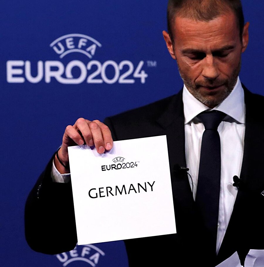 UEFA Başkanı Ceferin, EURO 2024'te Almanya'nın ev sahipliği yapacağını açıklıyor.