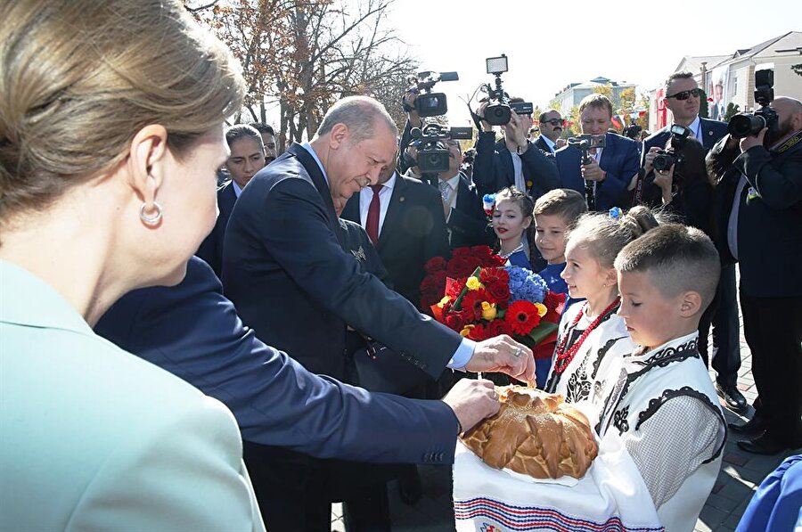  Cumhurbaşkanı Erdoğan, başkent Kişinev'deki temaslarının ardından Moldova Cumhurbaşkanı İgor Dodon ile Gagauz Özerk Yeri başkenti Komrat'a geldi. Cumhurbaşkanı Erdoğan ve eşi Emine Erdoğan ile mevkidaşı Dodon ve eşi Galina Dodon'u, İcra Komitesi binasında Gagauz Özerk Yeri Başkanı Vlah karşıladı.