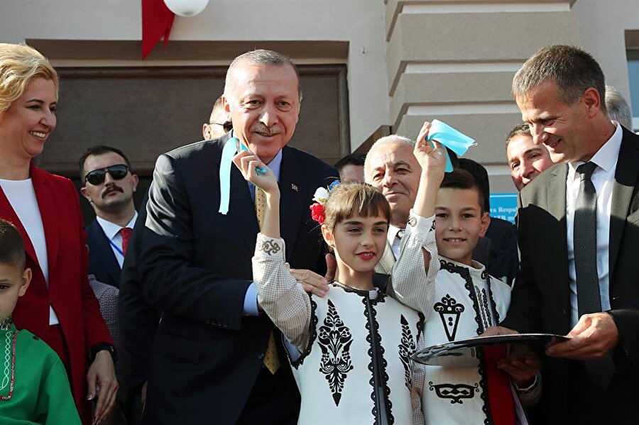 Cumhurbaşkanı Recep Tayyip Erdoğan, Moldova Cumhurbaşkanı İgor Dodon ile birlikte Gagauz Özerk Yeri’nin başkenti Komrat’ta Altındağ Belediyesince onarılan Kültür Evi'nin açılış törenine katıldı.