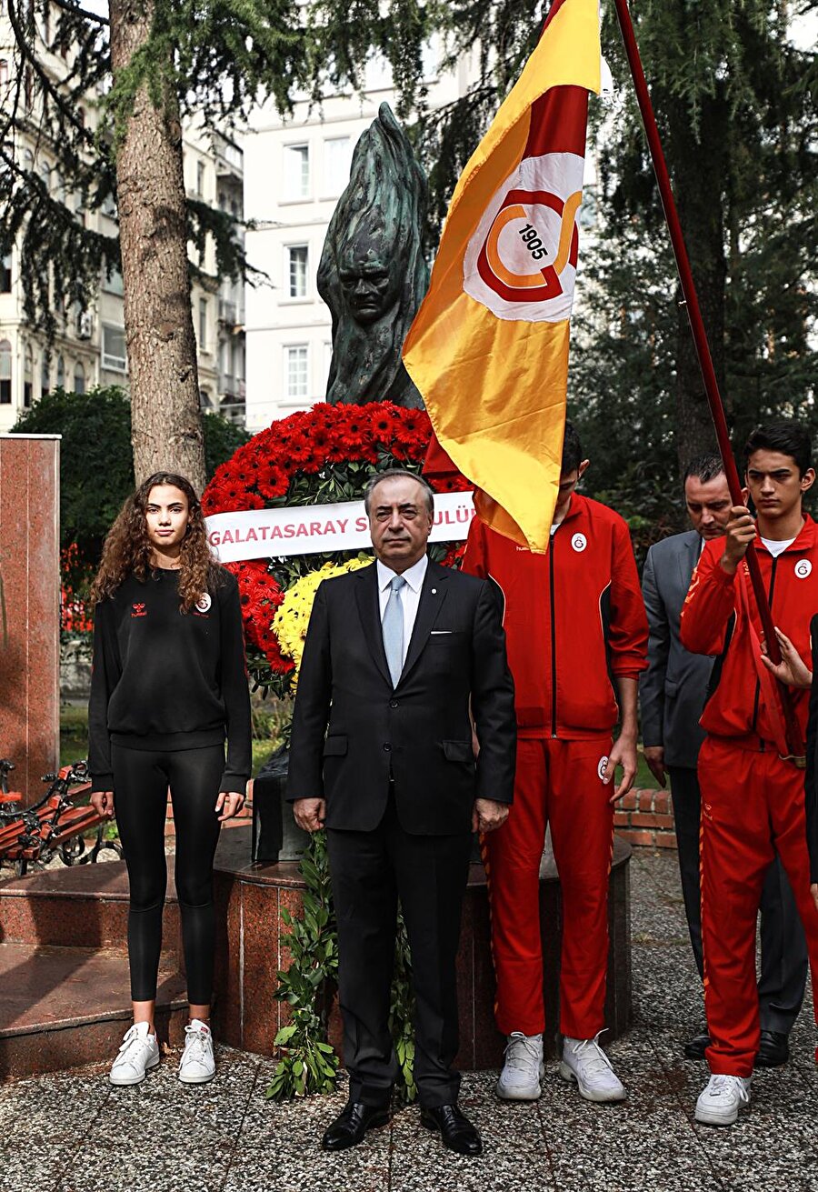 Mustafa Cengiz, Galatasaray'lı genç sporcular ile birlikte Galatasaray Lisesi bahçesinde objektiflere poz verirken.