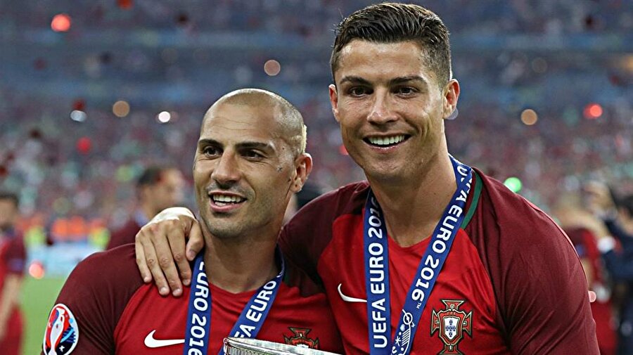 Ricardo Quaresma ve Cristiano Ronaldo EURO 2016'da kazandıkları kupayı kaldırmak için sabırsızlıkla bekliyorlar...