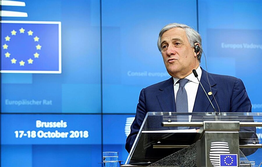 AB Konseyi Başkanı Donald Tusk zirve öncesi, "Theresa May'e bu çıkmaza son vermek için elinde somut bir çözüm önerisi olup olmadığını soracağım. May yaratıcı olduğunu göstermek zorunda. AB değerlerini koruyan, ama aynı anda İngiltere'nin egemenliği ile ortak pazarı da uyumlu hale getirebilen yeni bir çözüm düşünmek zorundayız" dedi.