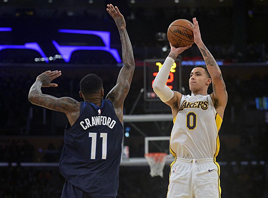 Jamal Crawford savunmada rakip oyuncuya el gösterirken.