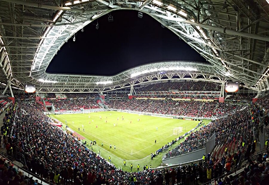 Rubin Kazan'ın karşılaşmalarını oynadığı Kazan Arena, taraftarlar tarafından tıklım tıklım doldurulmuş.