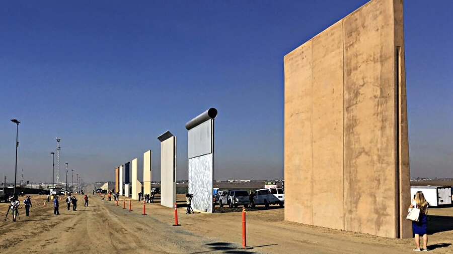 Trump 2016’da seçim kampanyası sırasında ABD’nin göçmen politikalarını sertleştirme ve ABD’nin güneydeki Meksika sınırına duvar örme sözü vermişti. 